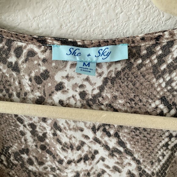 Snake print wrap flutter sleeve crop blouse NWOT - Picture 7 of 7